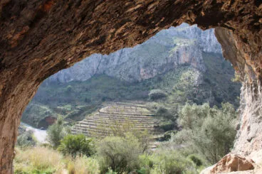 Vista del entorno de bancales desde una cueva del Pla de Petracos en Castell de Castells