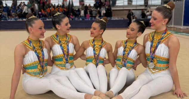 Las gimnastas calpinas del C. G. Les Marines logran una plata y tres clasificaciones para el autonómico 21 Conjunto cadete del CG Les Marines de Calp posando con medallas de plata en el campeonato provincial de gimnasia rítmica.