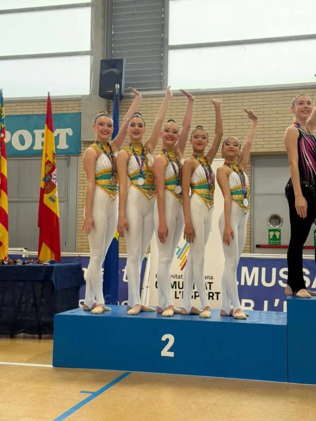Imagen: Conjunto cadete de gimnasia rítmica del CG Les Marines de Calp con medallas de plata en el podio de Almussafes