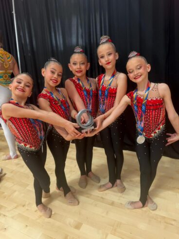 Gimnastas del CG Les Marines de Calp con sus medallas y trofeo