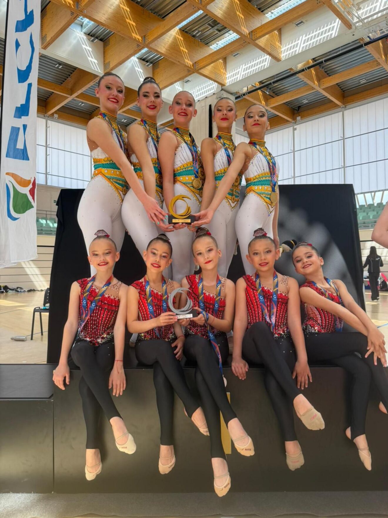 Gimnastas del CG Les Marines con sus trofeos autonómicos