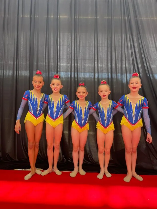 El CG Les Marines de Calp hace historia: tres conjuntos clasificados para el Campeonato de España con un oro y una plata autonómicos 5 Cinco gimnastas del CG Les Marines posando juntas con maillots de competición.