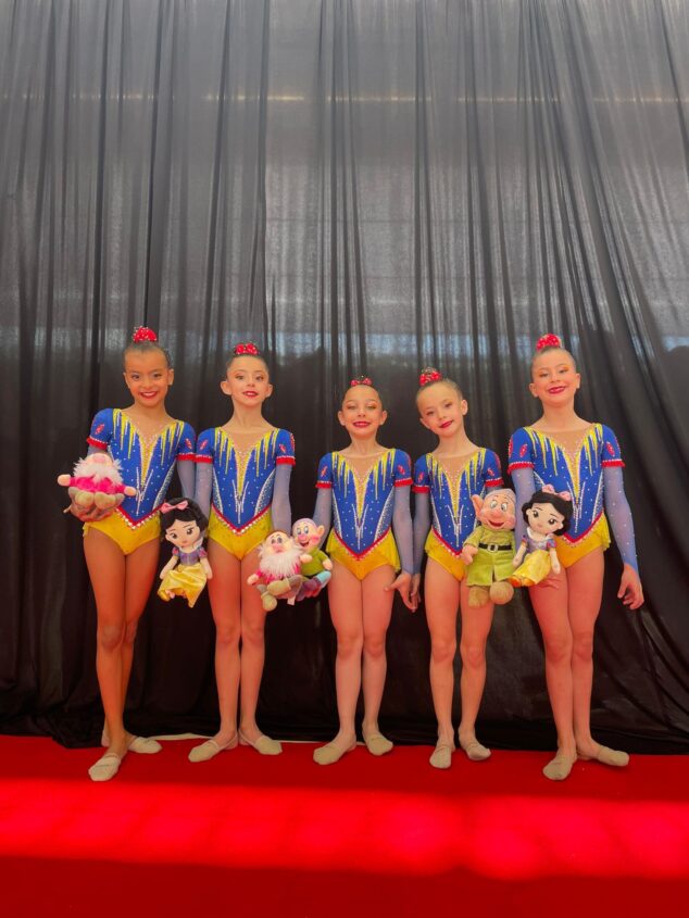Imagen: Gimnastas del CG Les Marines de Calp posan con peluches en el Campeonato Autonómico de gimnasia rítmica.