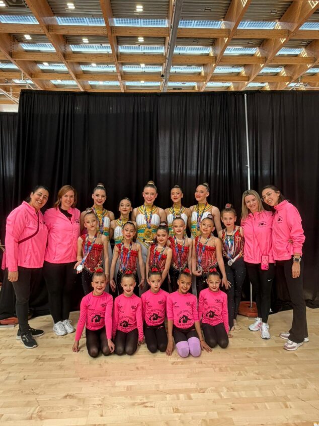 Imagen: Gimnastas y entrenadoras del Club de Gimnasia Les Marines de Calp posan con medallas tras el campeonato autonómico.