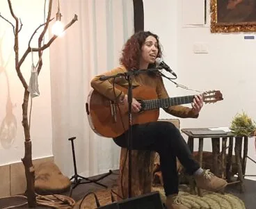 De querer ser labradora a rescatar la voz del campo: Xiomara Abello presenta su nuevo disco en Ocell 16 xiomara abello durante su actuacion el pasado viernes en la sede de ocell en ondara