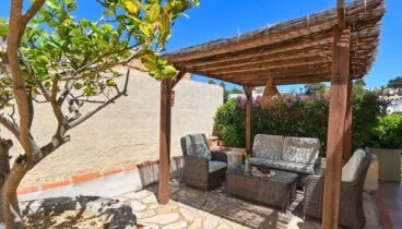 Zona chill out con mobiliario de exterior para relajarse al aire libre