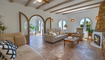 Zona de estar acogedora con grandes ventanales hacia el exterior