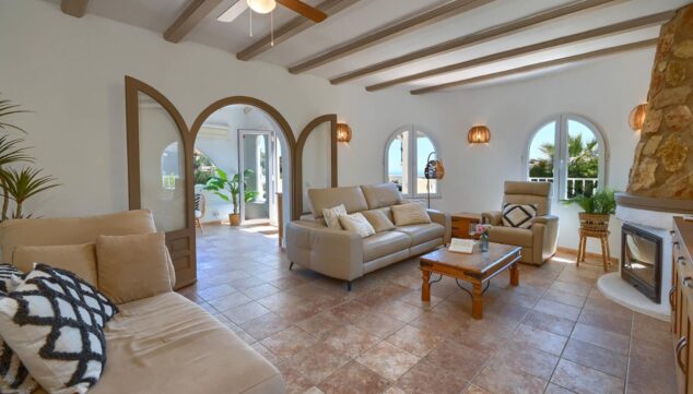 zona de estar acogedora con grandes ventanales hacia el exterior