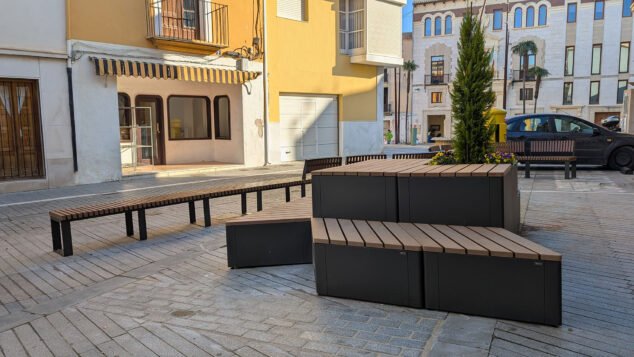 Imagen: Zona verde y bancos en la Plaza Mayorazgo Cendra de Pego