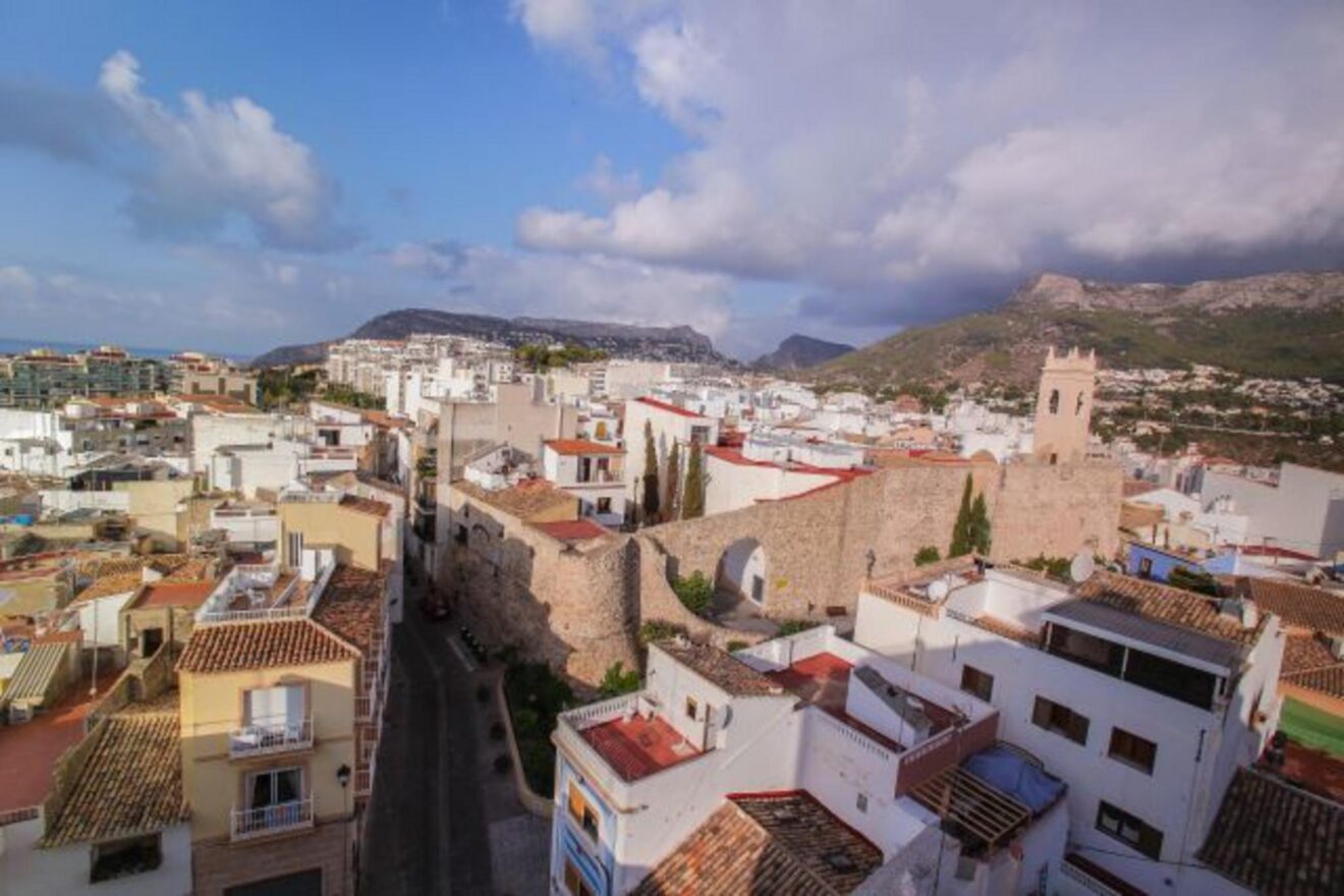 Vista panorámica del casco antiguo y el municipio de Calp