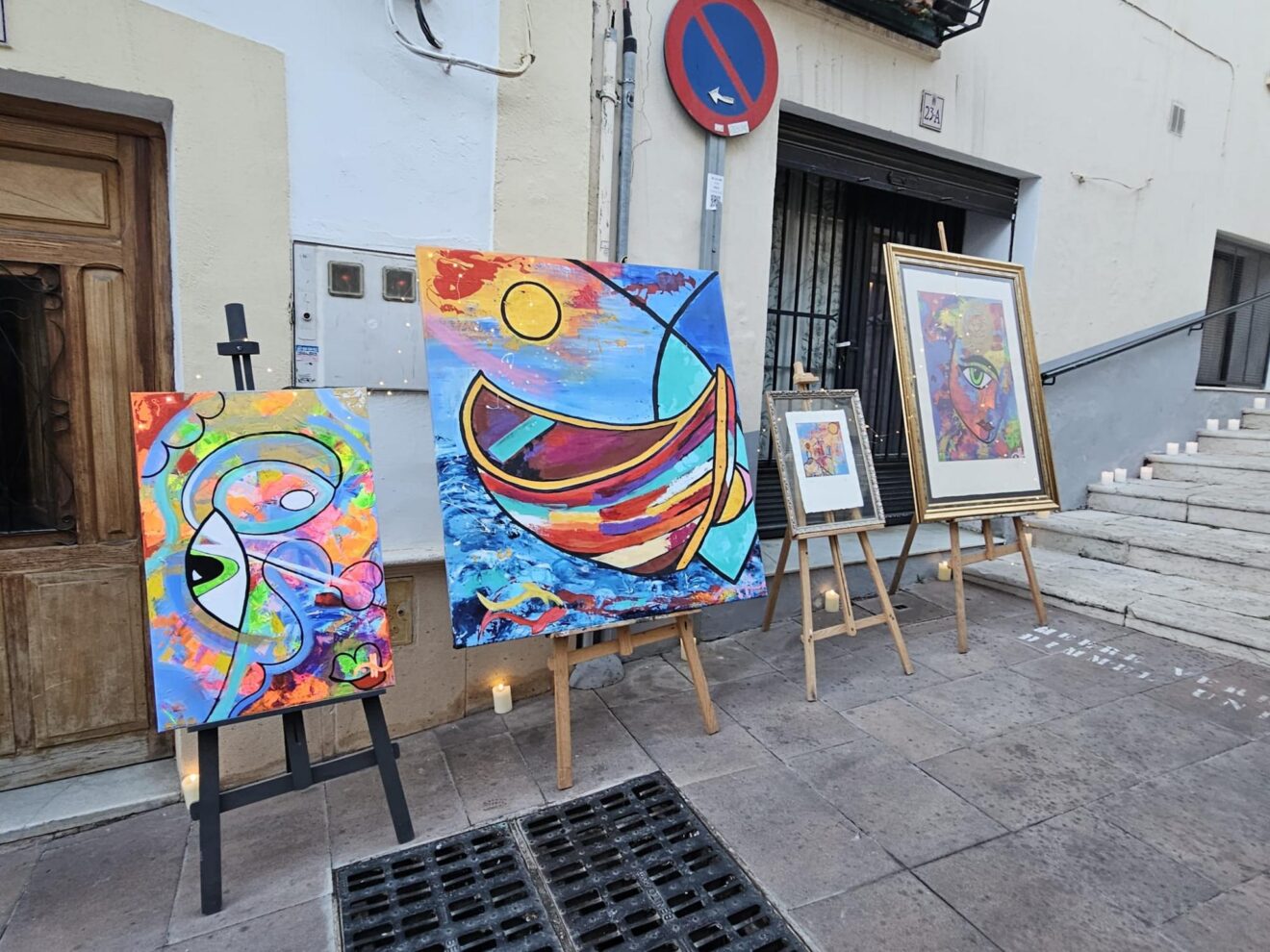 Exposición de arte al aire libre en el casco antiguo de Calp