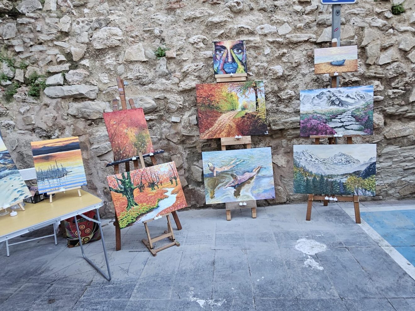 Exposición de pinturas al aire libre en el casco antiguo de Calp durante 'La Calle del Arte'