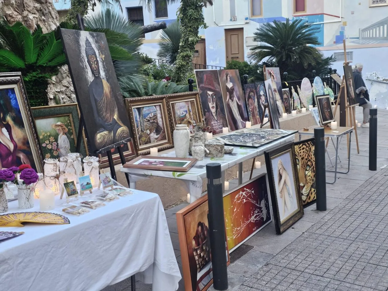 Exposición de arte al aire libre en el casco antiguo de Calp