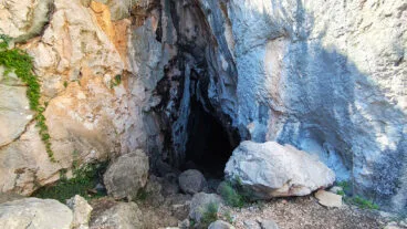 acceso principal a la cova bolumini en la serra de segaria