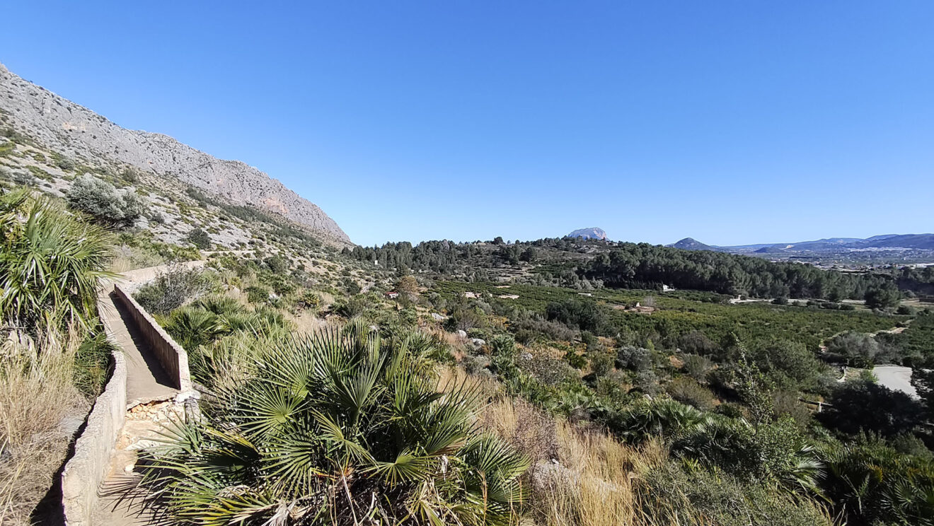 Acequia que recorre la falda de Segària