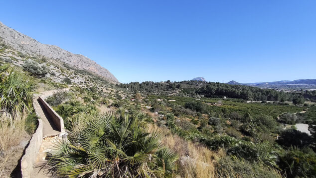 acequia que recorre la falda de segaria