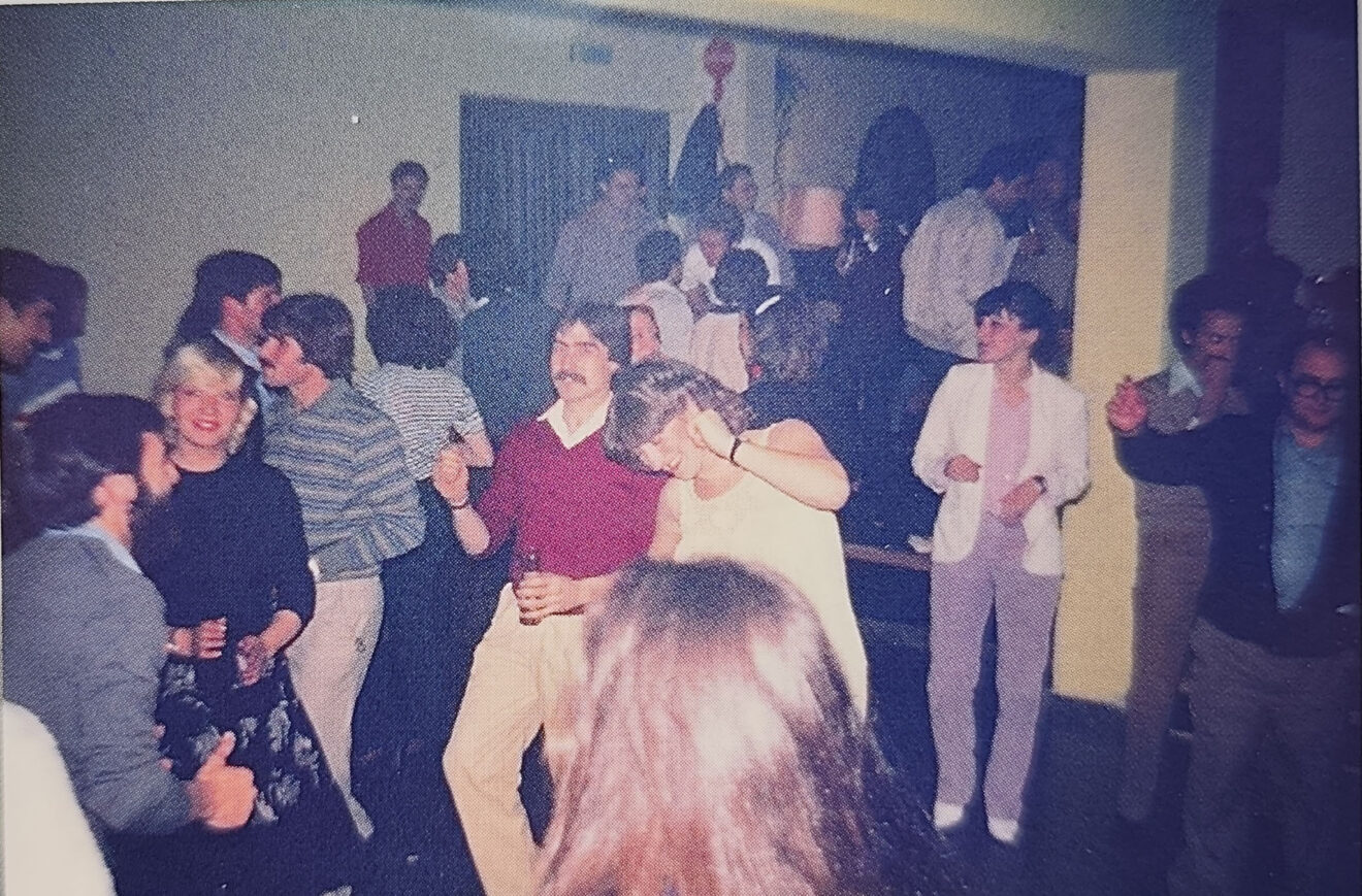Ambiente en la sala Biblos de Dénia - Imagen del libro '150 anys de música i ball a la Marina Alta'