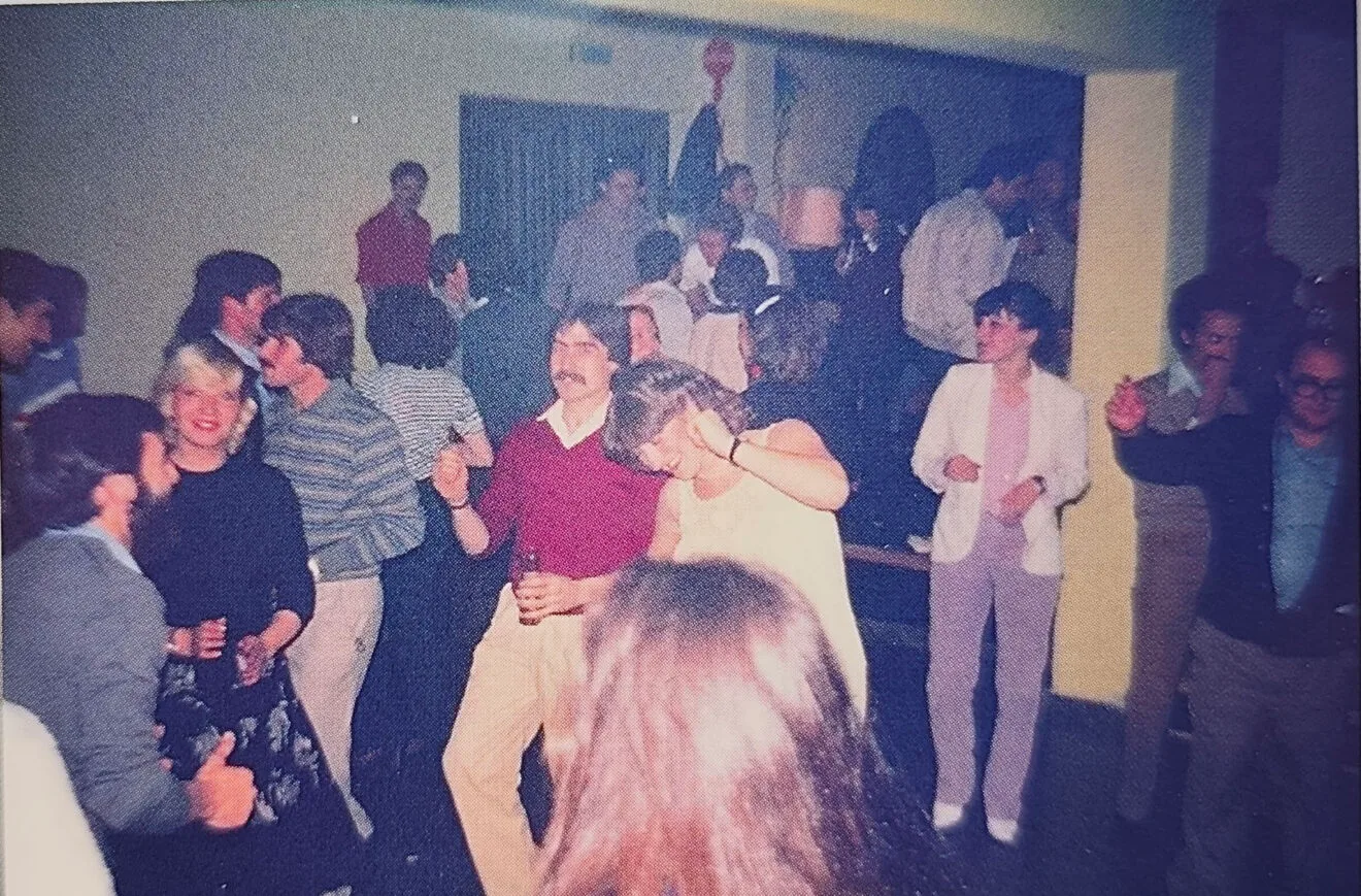 Ambiente en la sala Biblos de Dénia - Imagen del libro '150 anys de música i ball a la Marina Alta'
