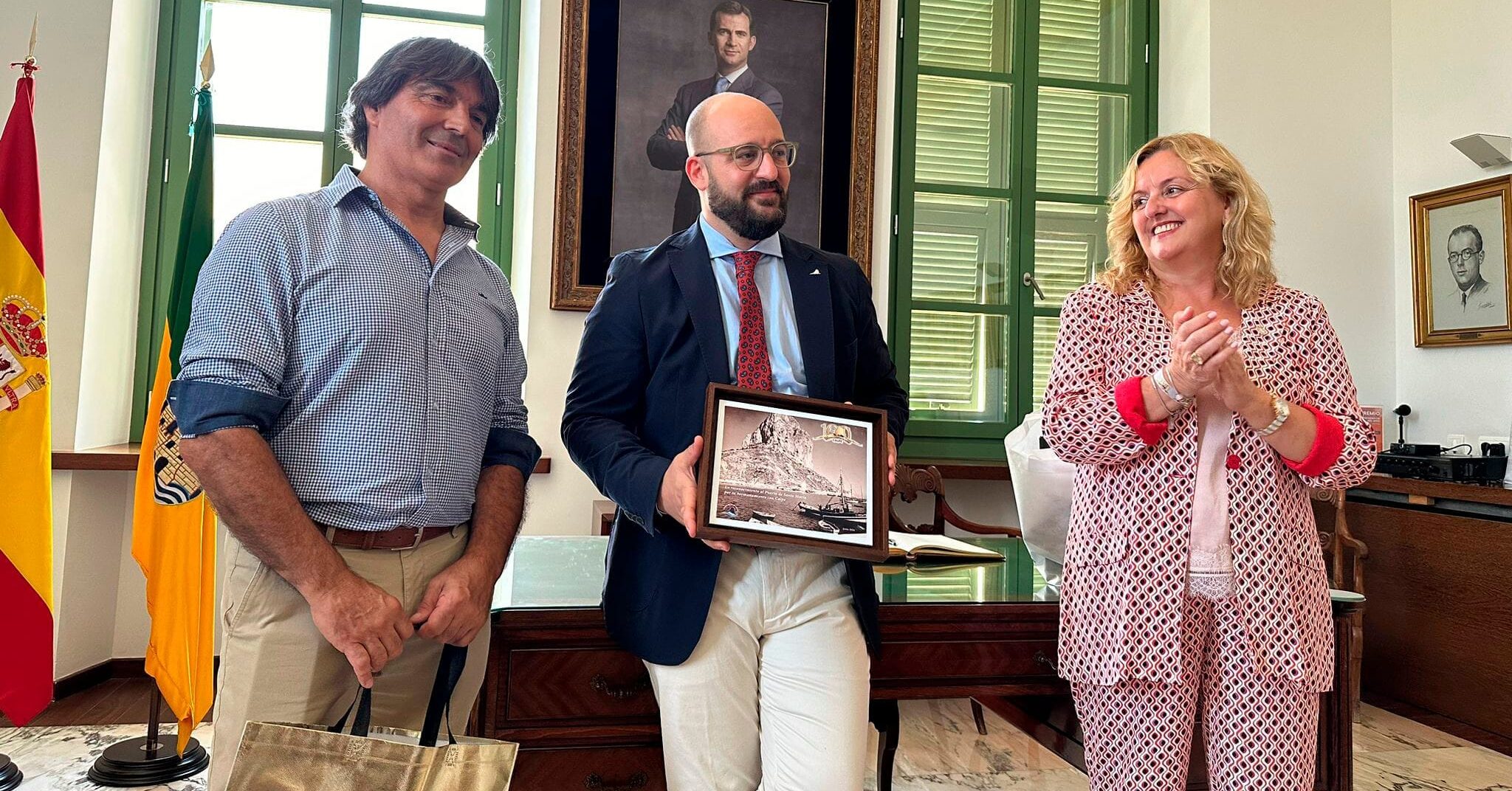 ana sala alcaldesa de calp german beardo caro alcalde de el puerto de santa maria y paco catala patron mayor de la cofradia de pescadores calpina en una visita e1775819281725