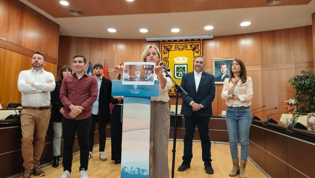 Ana Sala muestra fotos en la rueda de prensa del gobierno de Calp