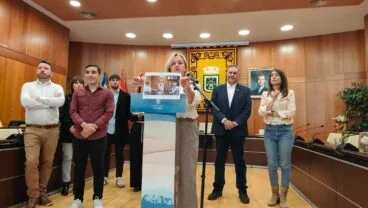Ana Sala muestra fotos en la rueda de prensa del gobierno de Calp