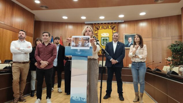 El gobierno de Calp desmiente el comunicado de Solivelles sobre su renuncia y niega una crisis política 2 Imagen: La alcaldesa de Calp, Ana Sala, sostiene una fotografía durante la rueda de prensa junto al resto del equipo de gobierno municipal.