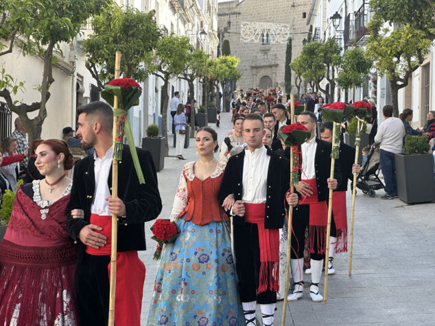 Imagen: Anyades en la ofrenda a la Puríssima Xiqueta de Benissa en fiestas 2026
