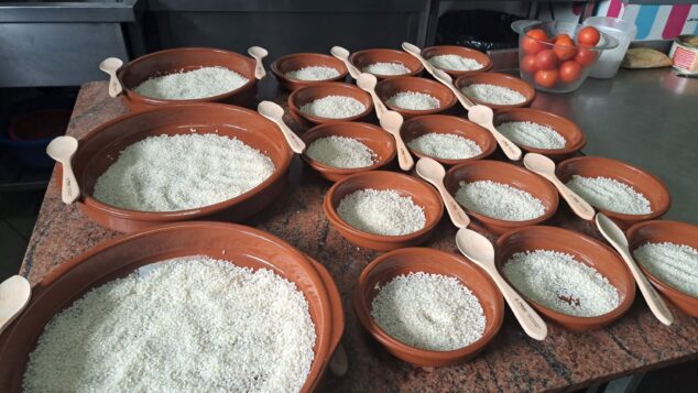 Imagen: Arroz de Pego dispuesto en recipientes para su cocción - Imagen del Ayuntamiento de Pego