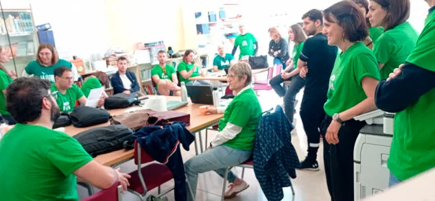 El profesorado de la Marina Alta intensifica las protestas en apoyo al personal administrativo y de atención educativa 9 Imagen: Asamblea de profesores en el IES Orba el 30 de abril de 2026