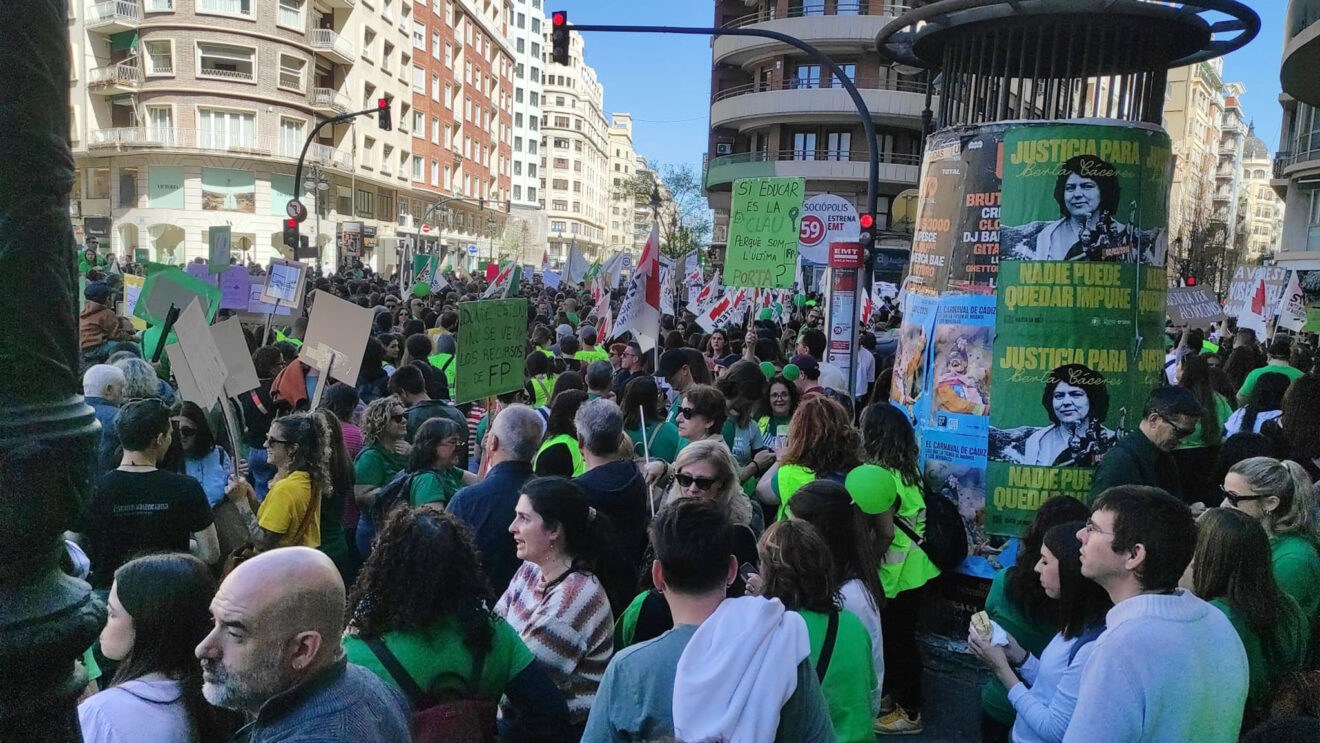 Asistentes a la manifestación durante la huelga educativa del 31 de marzo en València