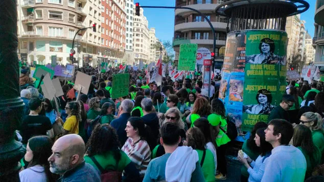 Imagen: Asistentes a la manifestación durante la huelga educativa del 31 de marzo en València