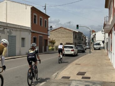 Calle de Els Poblets con semáforo, relacionada con los nuevos puntos de control de seguridad.
