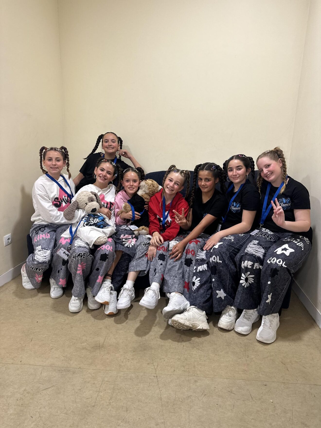 Grupo de bailarinas de Be Essence Dance Company con medallas