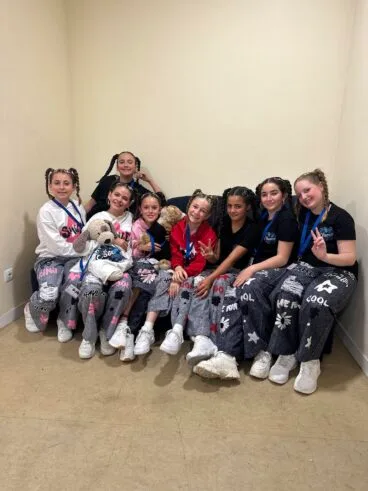 Grupo de bailarinas de Be Essence Dance Company con medallas