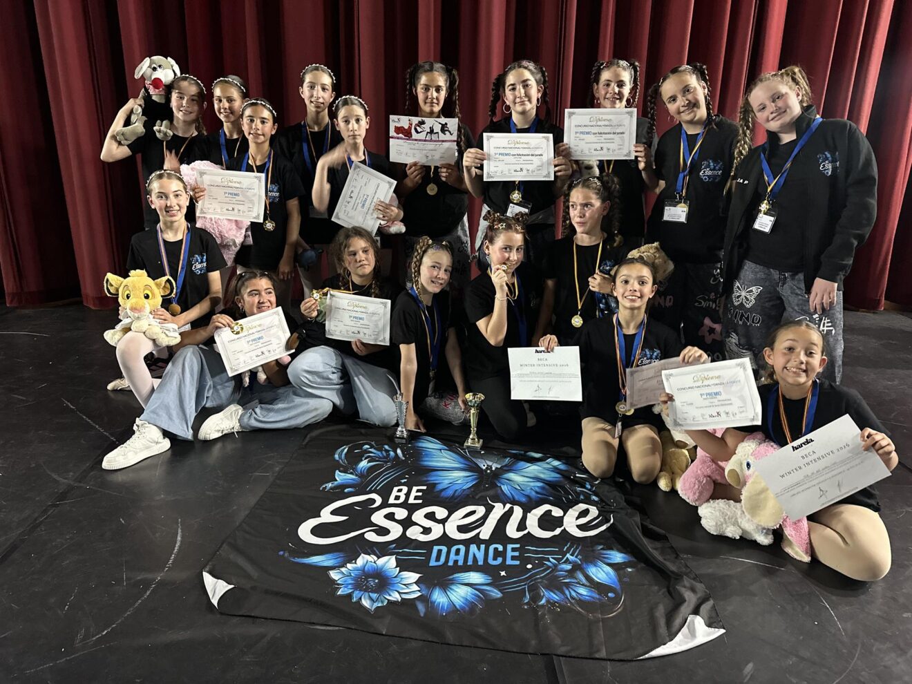 Las bailarinas de Be Essence Dance Company posan con sus premios tras el Concurso Nacional La Pointe.