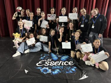 Las bailarinas de Be Essence Dance Company posan con sus premios tras el Concurso Nacional La Pointe.