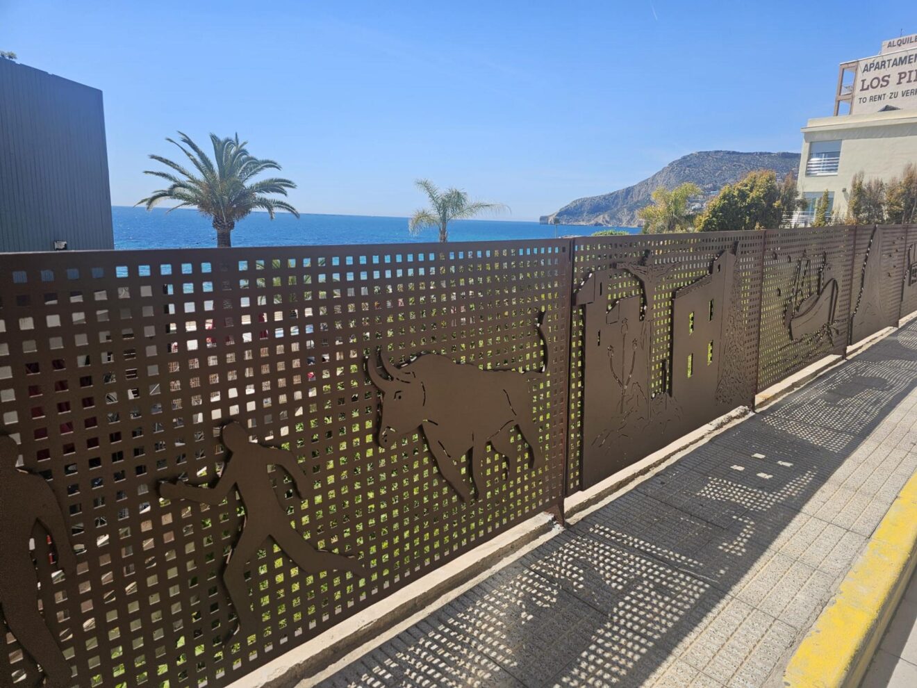 Nueva barandilla artística "Amor al mar… amor" de Toni Marí en Calp