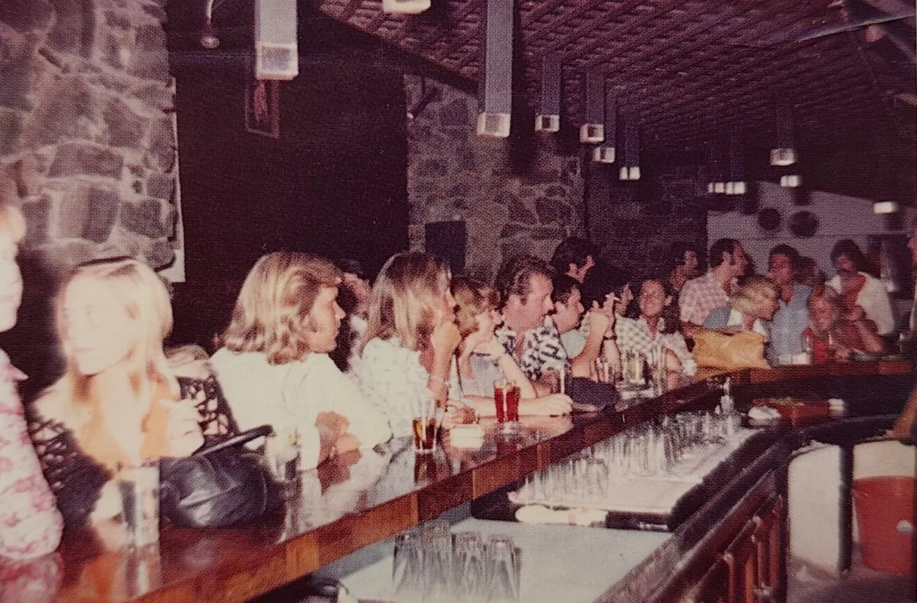 Barra llena en Bowler's de Dénia - Imagen del libro '150 anys de música i ball a la Marina Alta'