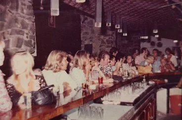 Barra llena en Bowler’s de Dénia – Imagen del libro ‘150 anys de música i ball a la Marina Alta’