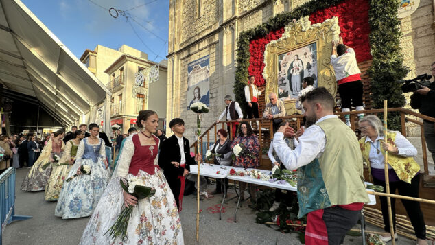 benissa celebra la ofrenda de flores a la purissima xiqueta