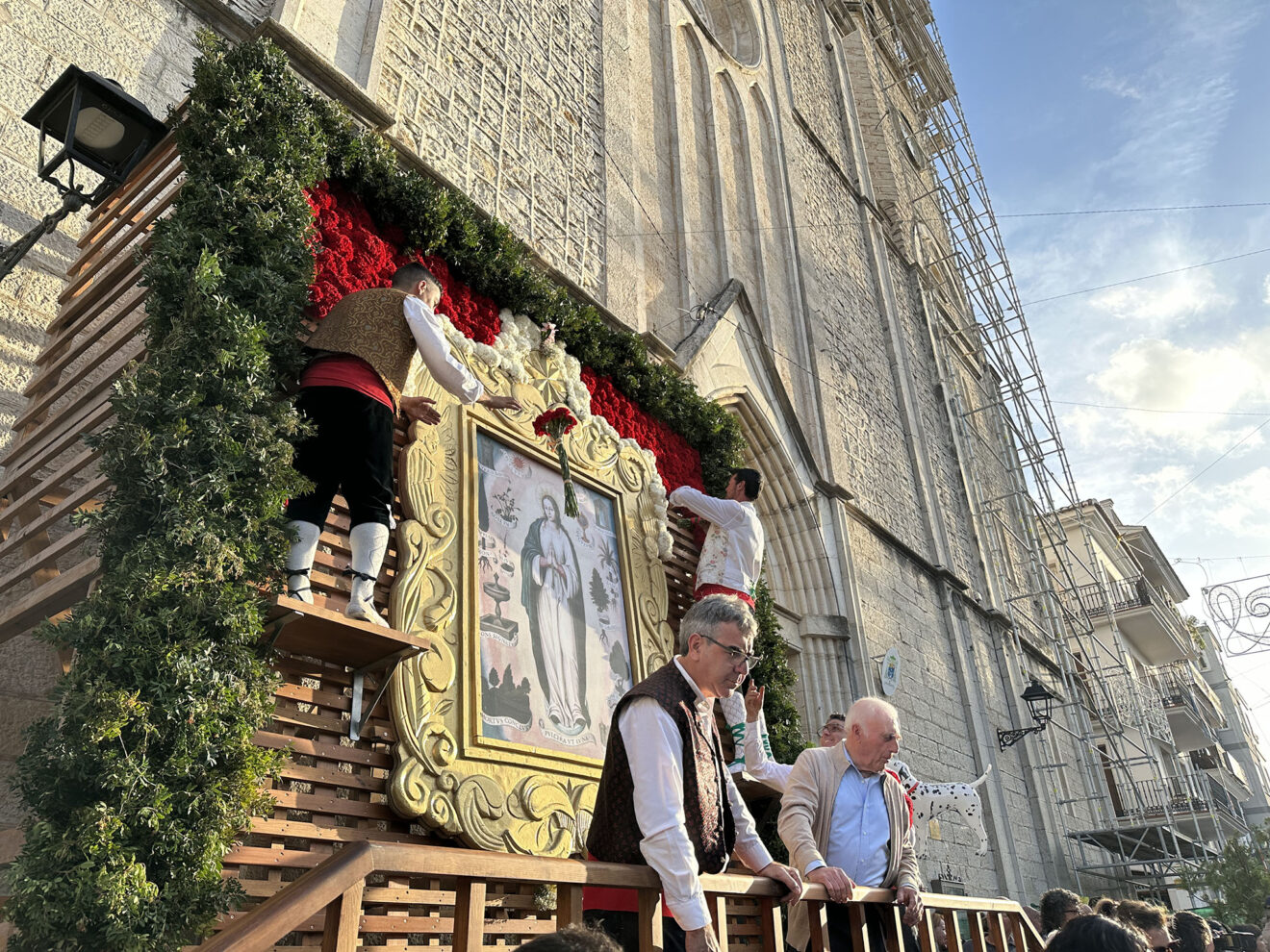 Benissa cubre con un espectacular manto de flores a su patrona la Puríssima Xiqueta