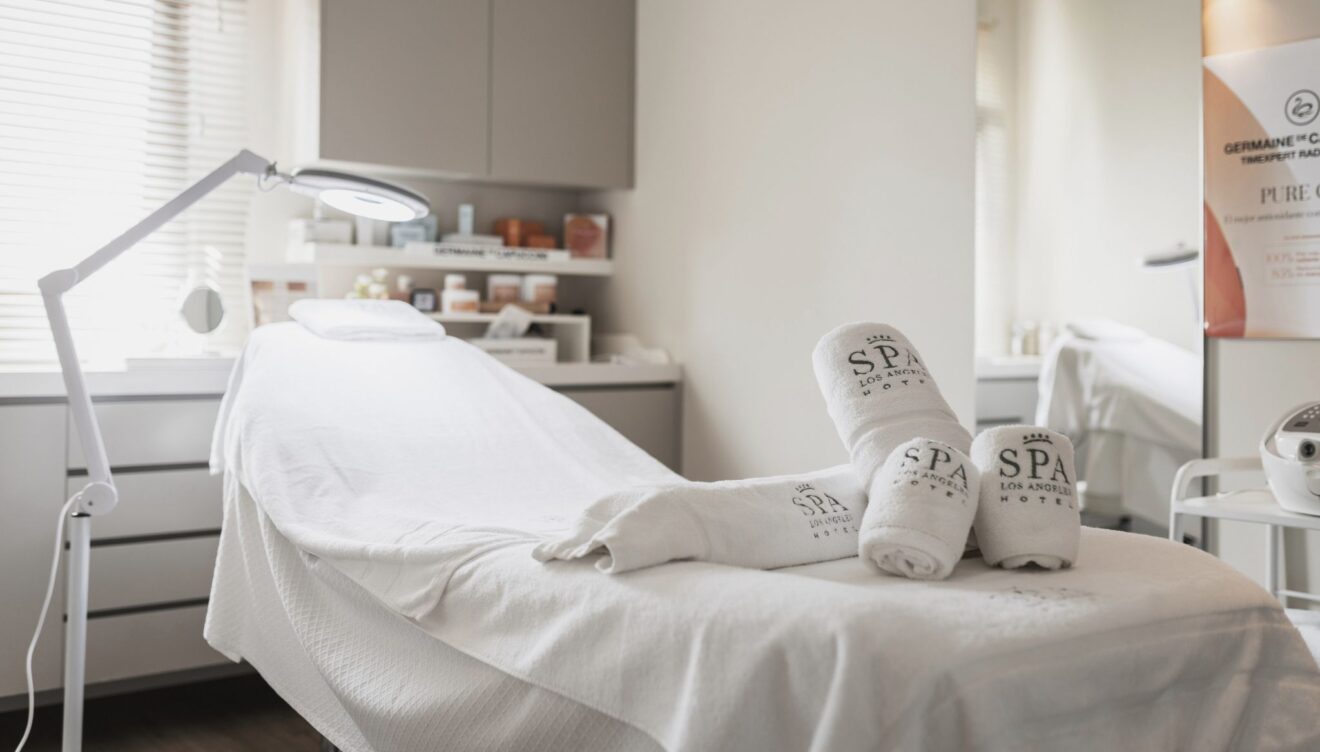 Cabina de masajes privada con luz natural y vistas