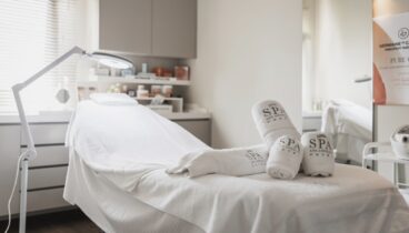 Cabina de masajes privada con luz natural y vistas