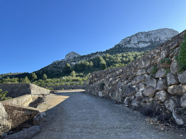 camino agricola en las inmediaciones del collo del bou en el verger