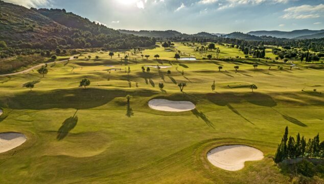 campo de golf de 27 hoyos ideal para torneos empresariales y actividades de networking
