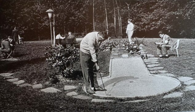 Imagen: Campo de juego del Minigolf Costa Blanca en Dénia - Imagen del libro '150 anys de música i ball a la Marina Alta' de M. Crespo