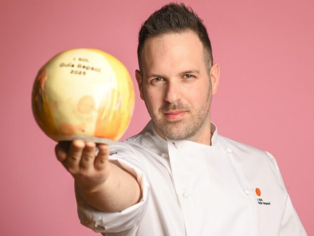 Imagen: El chef de Dexcaro, Carlos G. Moreno, con el reconocimiento que acredita su cocina de vanguardia