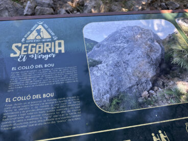 Cartel informativo con la descripción del Colló del Bou