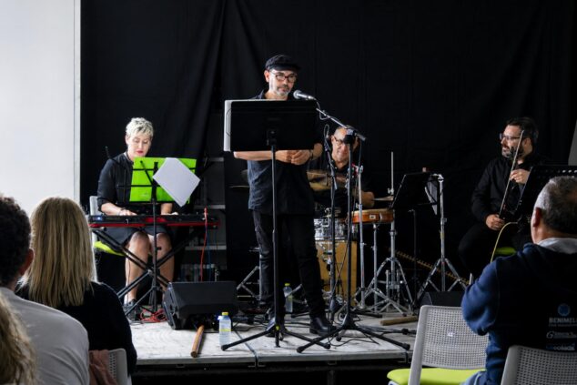 Imagen: Los músicos y el poeta Josep Orihuel en el recital 'Cels de Sal' en La Xara.