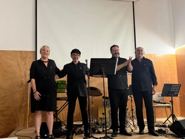 Los cuatro artistas del recital Cels de Sal en el escenario tras la actuación.
